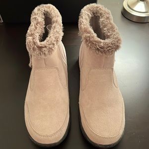 BRAND NEW Khombu Women’s Ankle Boots, Cream color, Size 10.